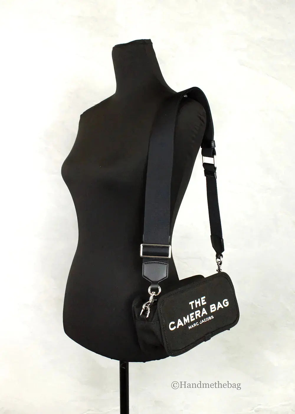 Hypes Inventory black camera bag crossbody with adjustable strap, compact shoulder bag for easy carrying and camera storage.