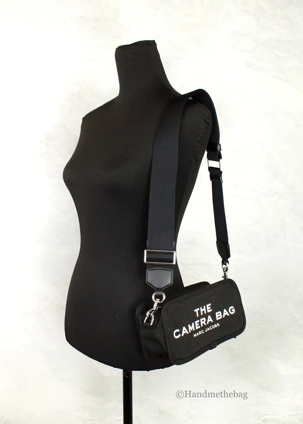 Hypes Inventory black camera bag crossbody with adjustable strap, compact shoulder bag for easy carrying and camera storage.