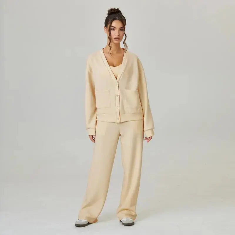 LÁVINE™ Women's lounge set with light grey cardigan and matching pants, slouchy and comfortable two-piece outfit.